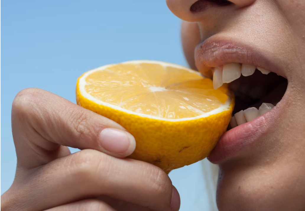 Dylantys dantys – Kasdienių įpročių pasekmė: odontologas pataria, kaip to išvengti